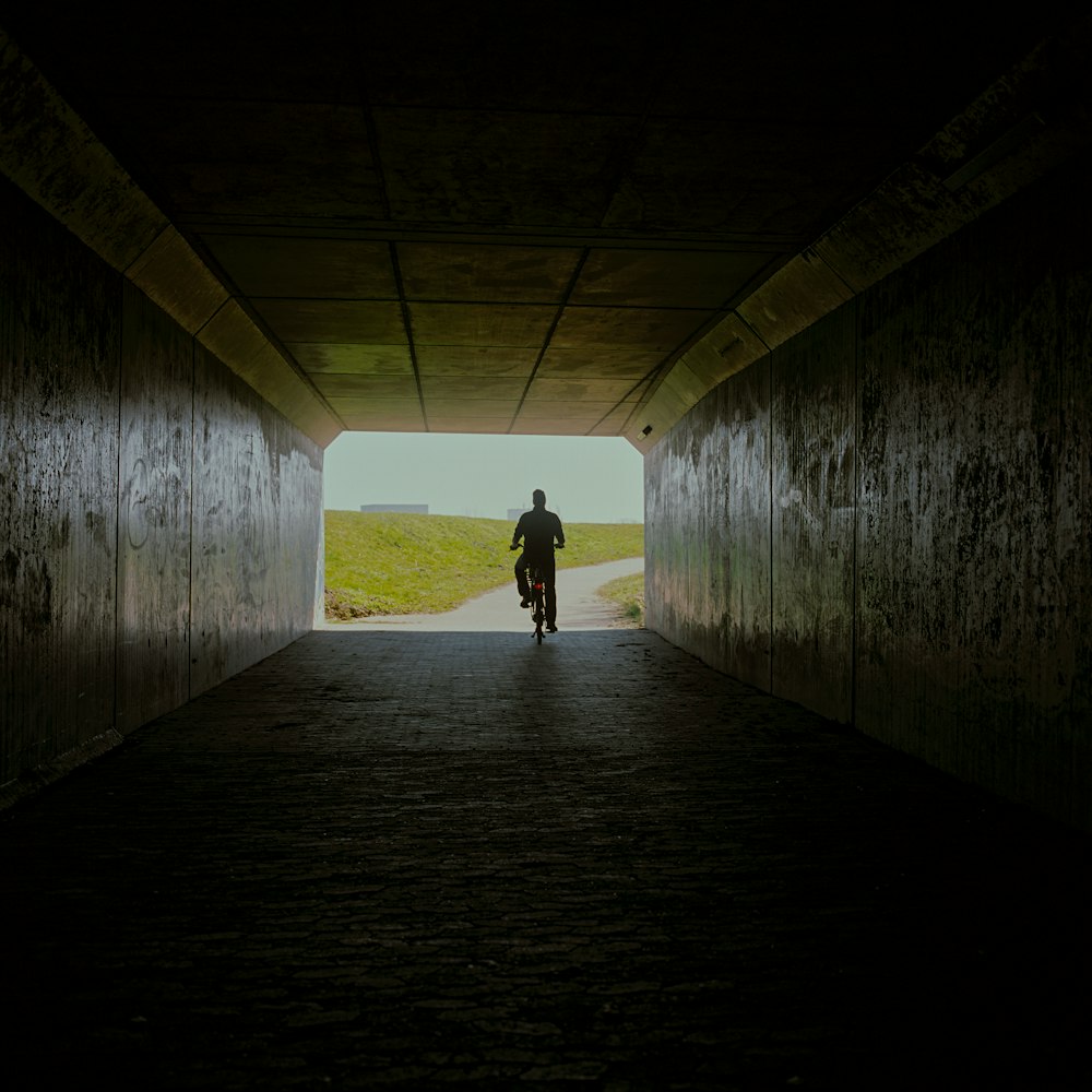 터널을 걷는 검은 재킷을 입은 남자