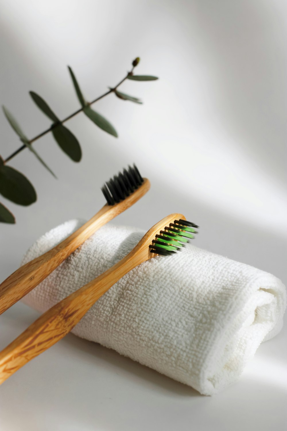 Brosse manche en bois marron sur textile blanc