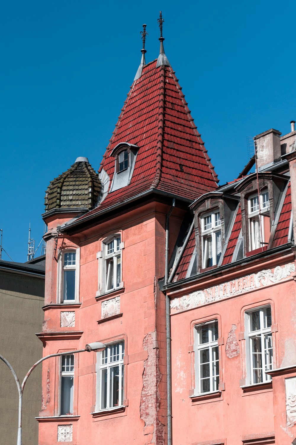 bâtiment en béton brun et blanc sous le ciel bleu pendant la journée