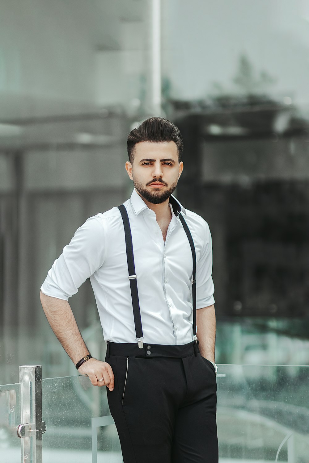 Hombre con camiseta blanca de cuello redondo y pantalón negro