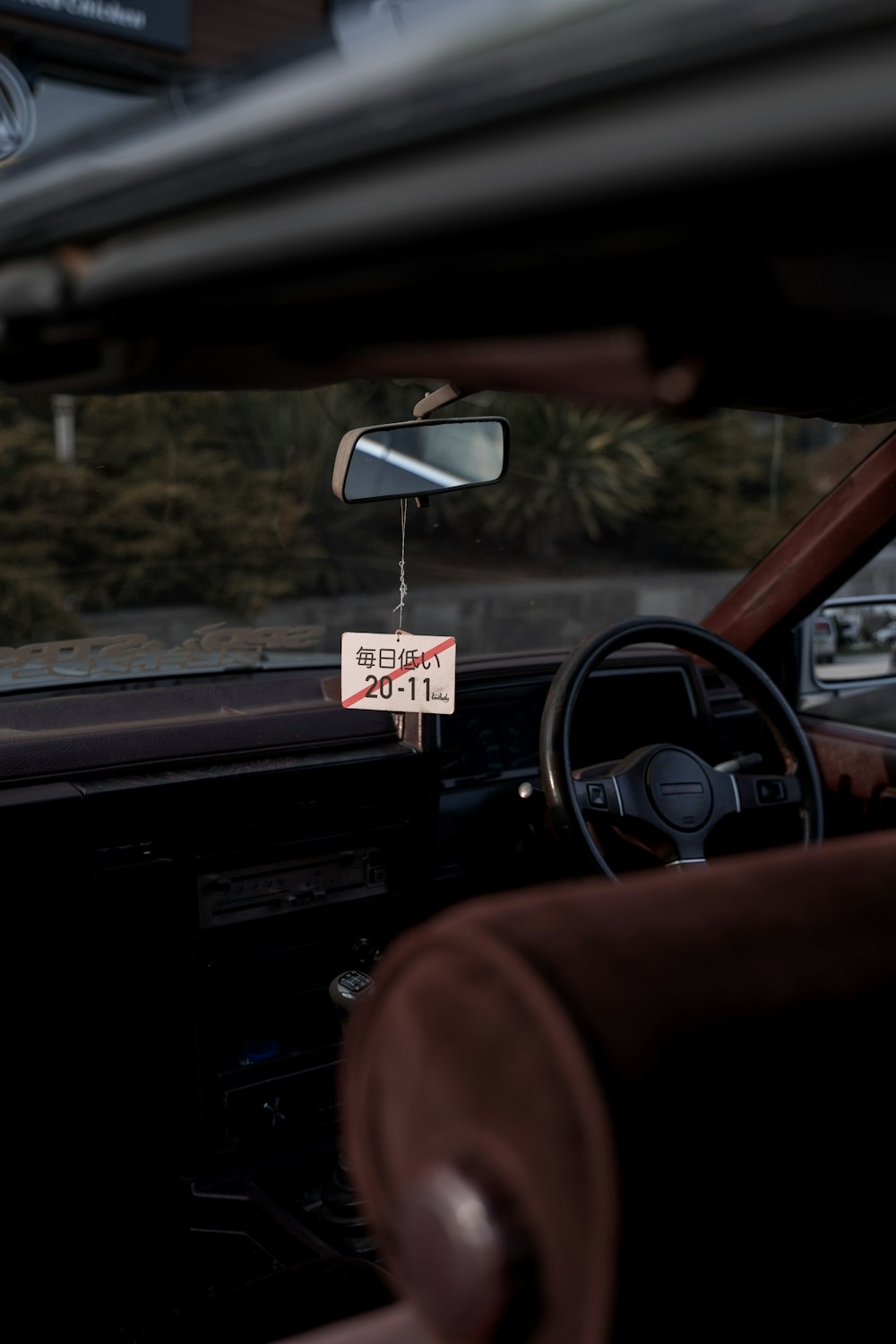 Interior del coche en negro y rojo