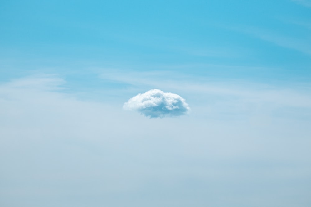 nuvole bianche e cielo blu durante il giorno