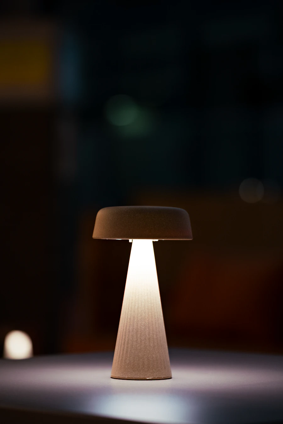 A cordless table lamp