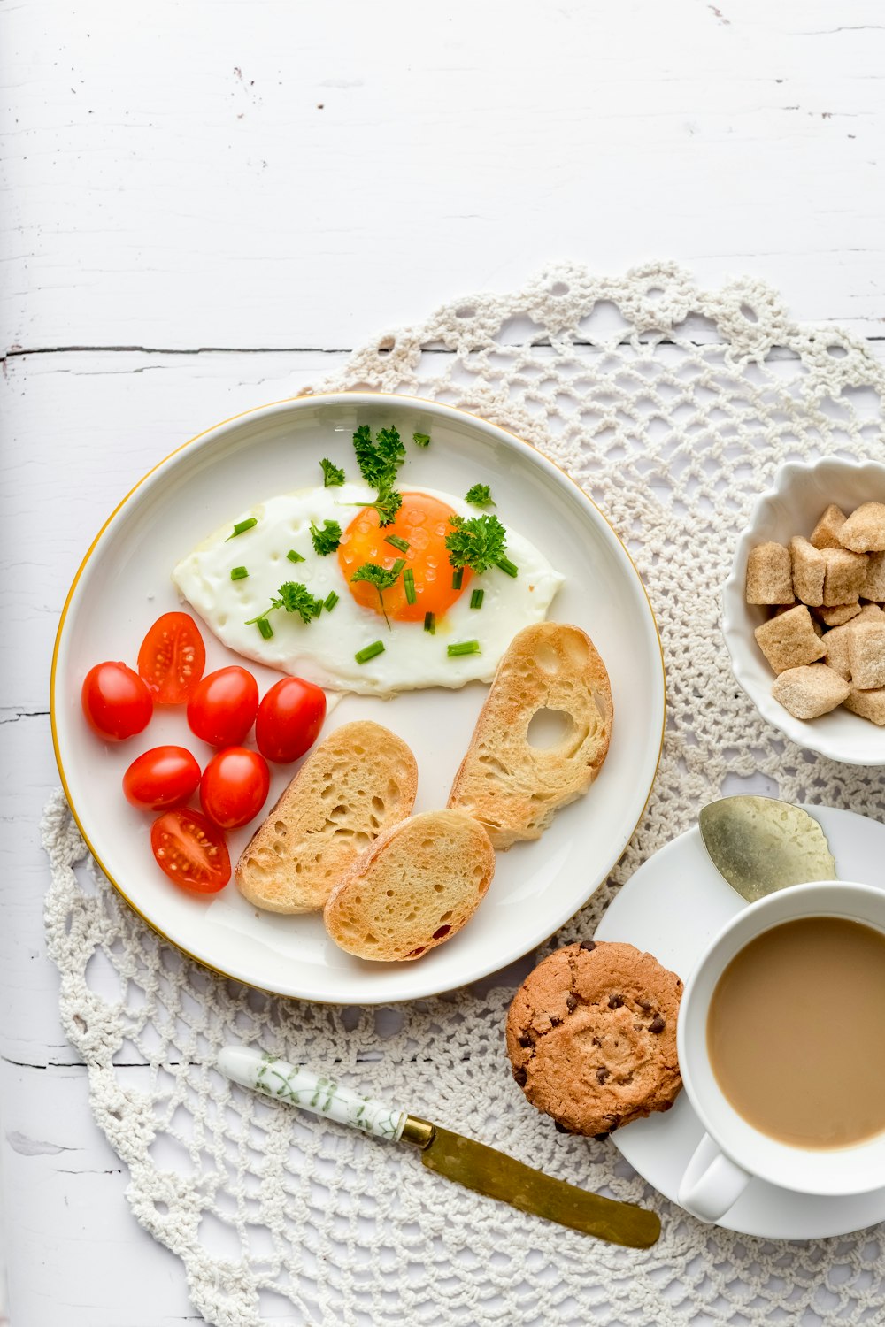 biscotti marroni su piatto di ceramica bianca