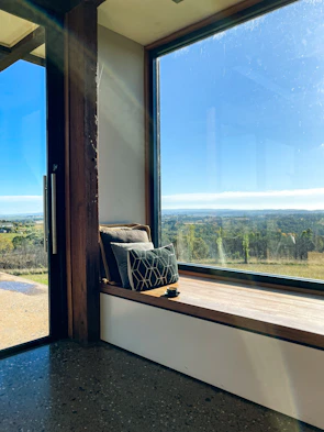 Helle Ferienwohnung mit gemütlicher Einrichtung und großem Fensterblick.