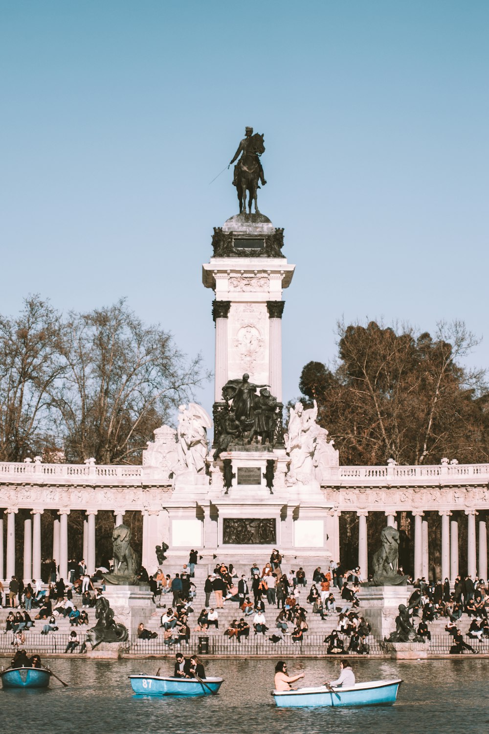 pessoas em pé na frente da estátua durante o dia