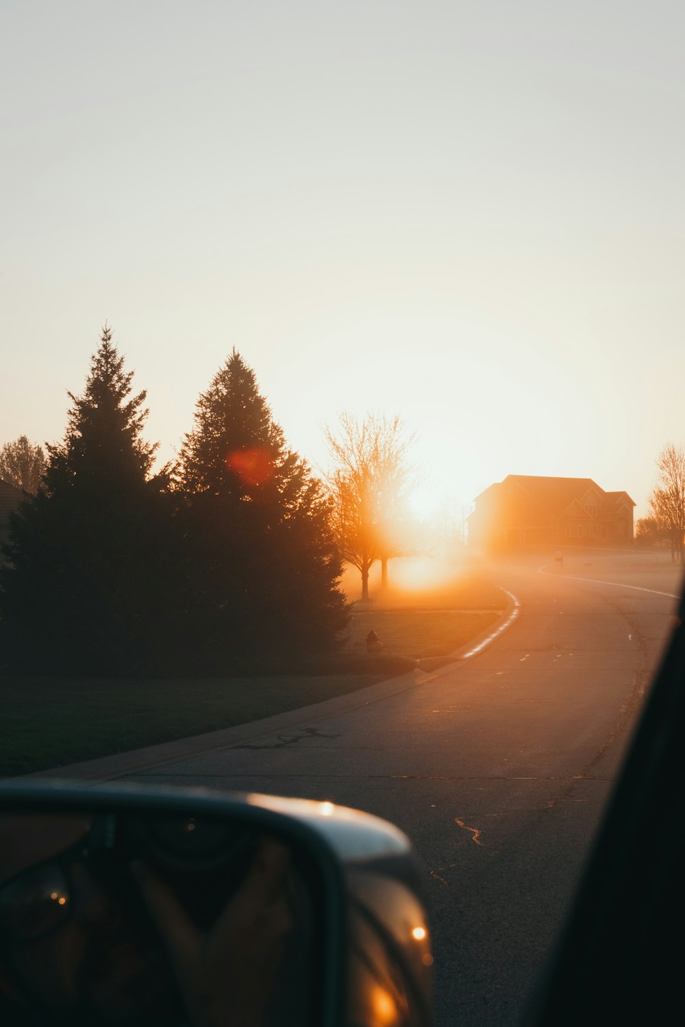 voiture sur la route au coucher du soleil