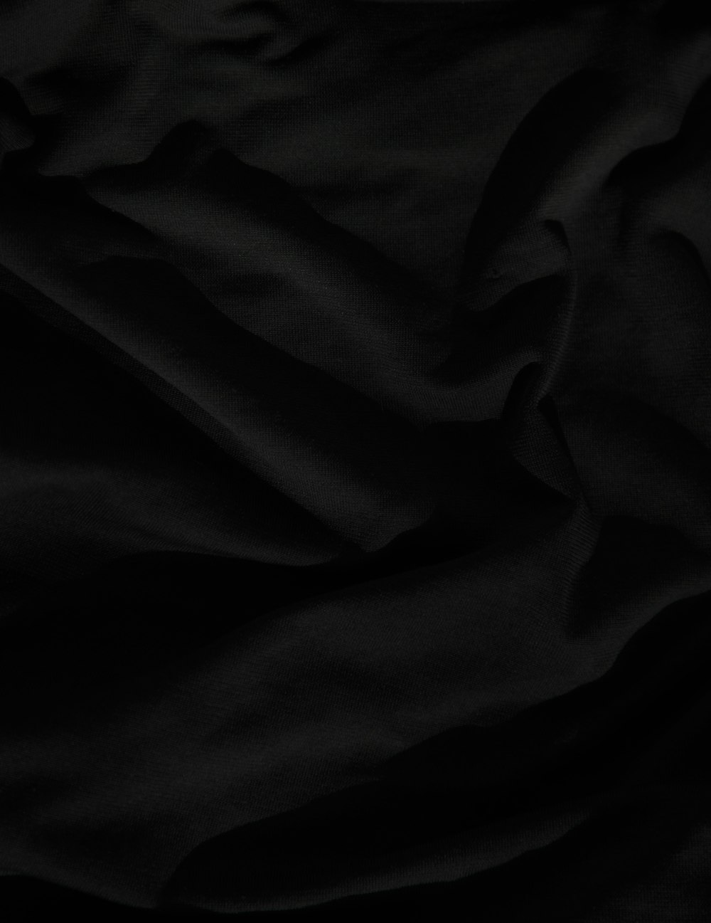 schwarzes Textil auf weißem Textil