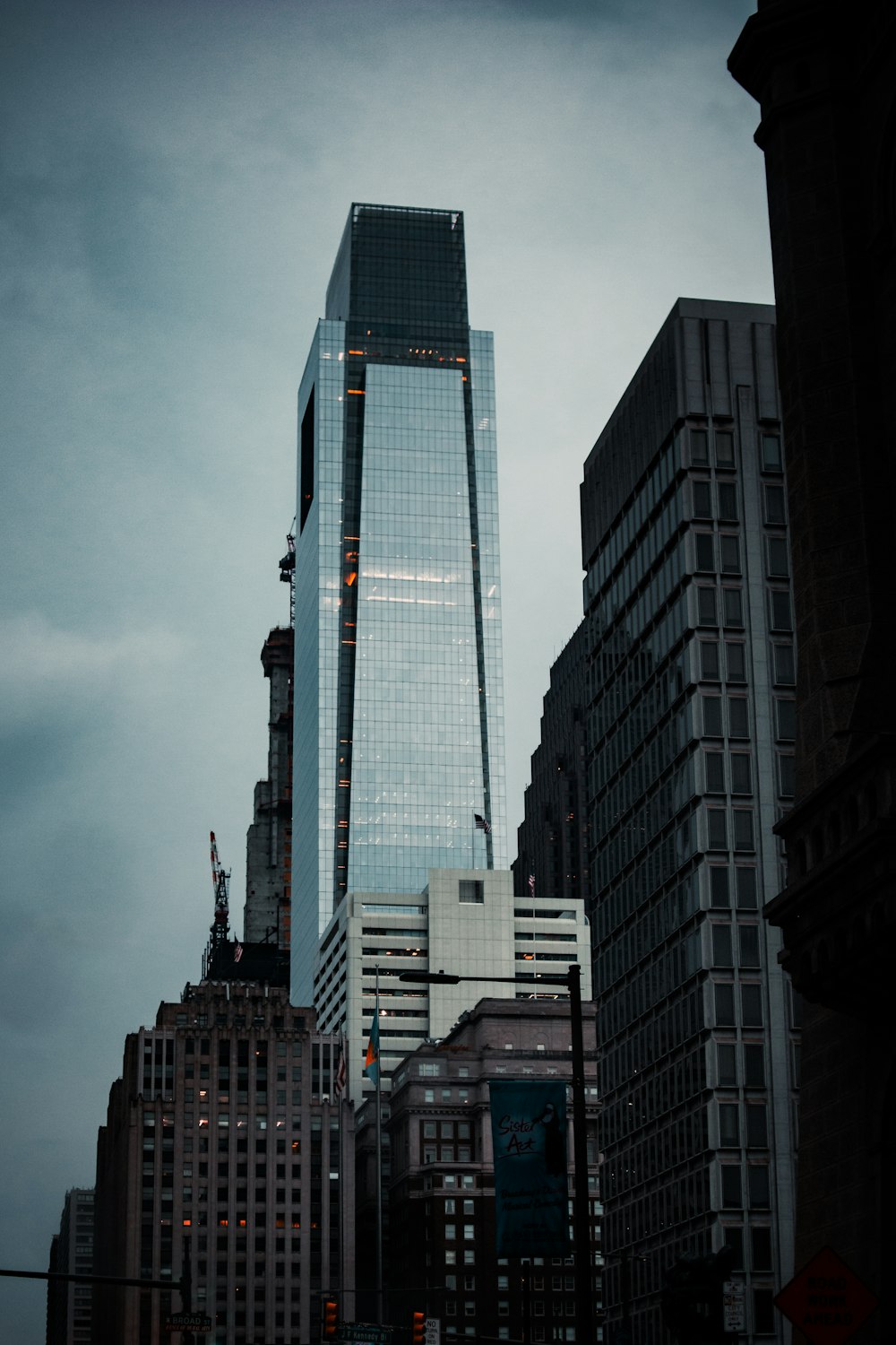 灰色の空に映える高層ビル