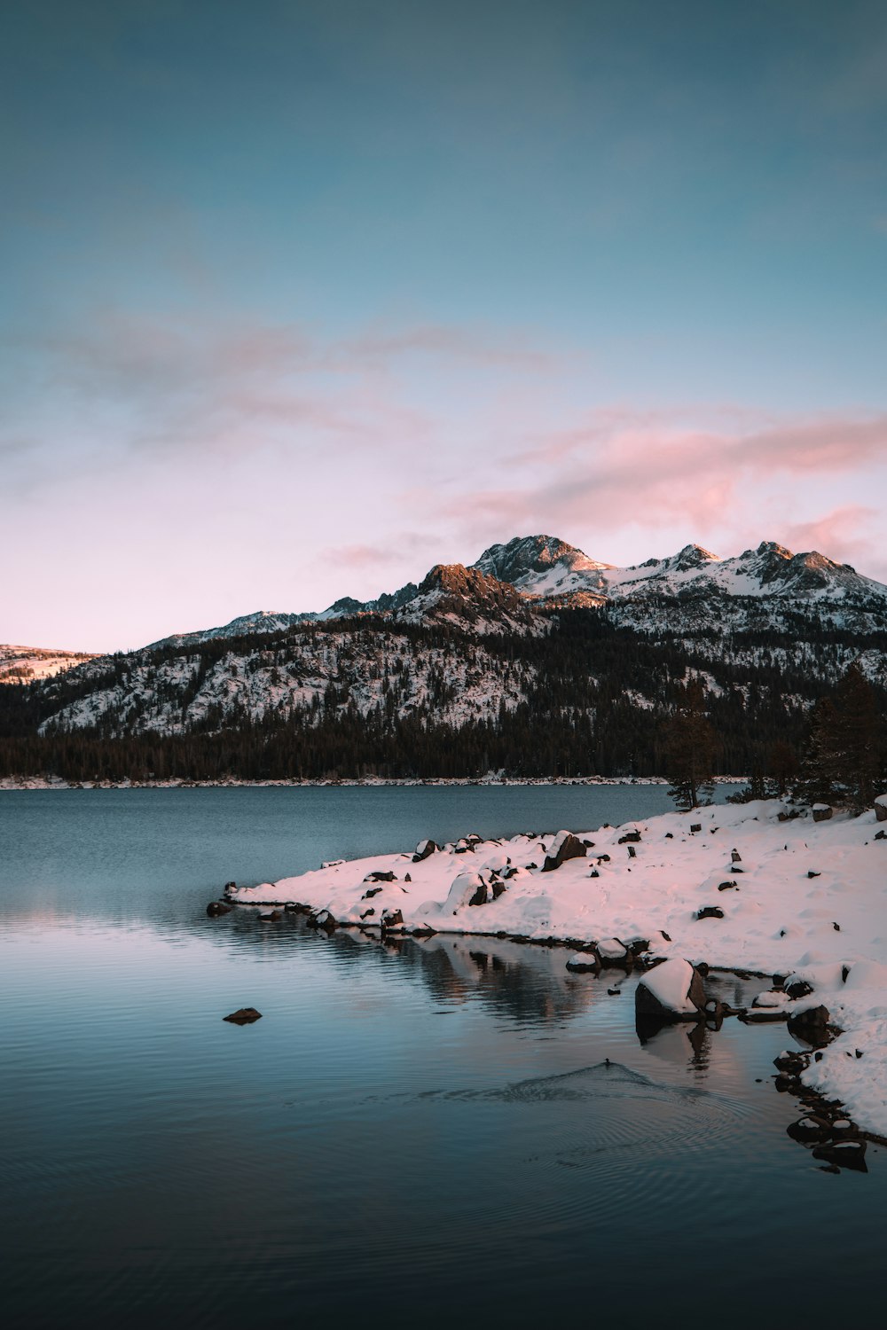 Schneebedeckter Berg in der Nähe des Sees tagsüber