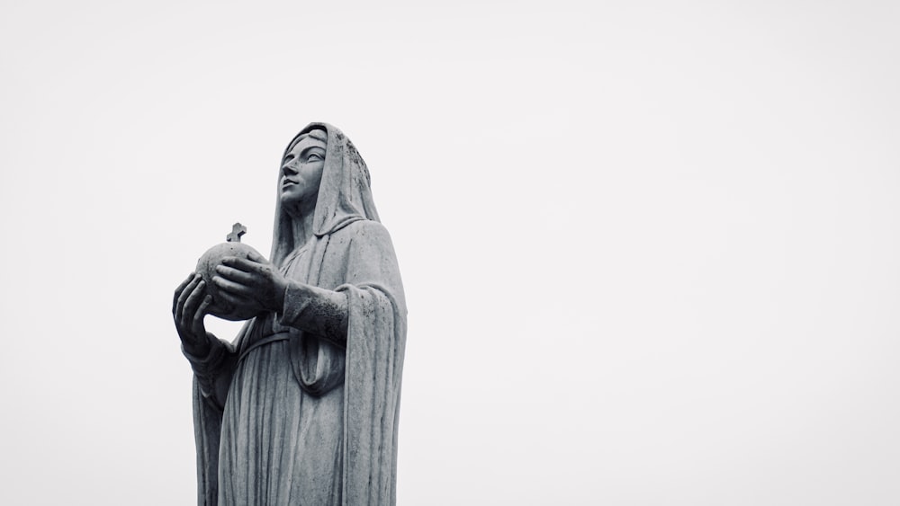 statue en béton gris d’une femme