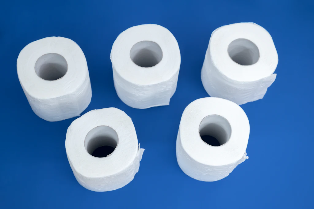 Rolos de papel higiênico sobre fundo azul