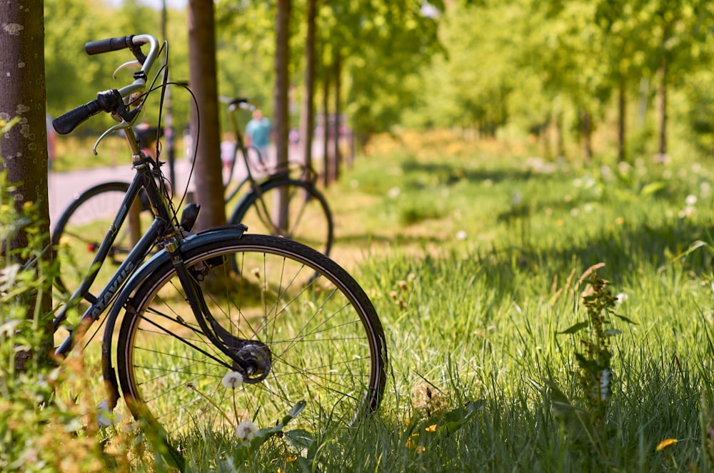 Bicicleta negra en campo de hierba verde durante el día