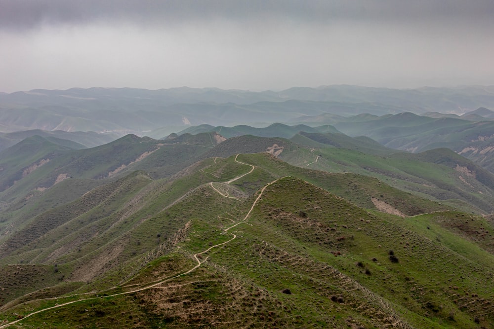 Campo de hierba verde y montañas durante el día