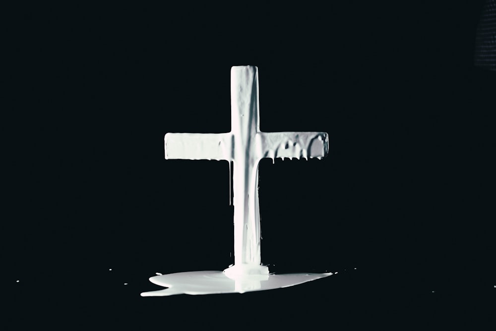 cruz negra con fondo blanco
