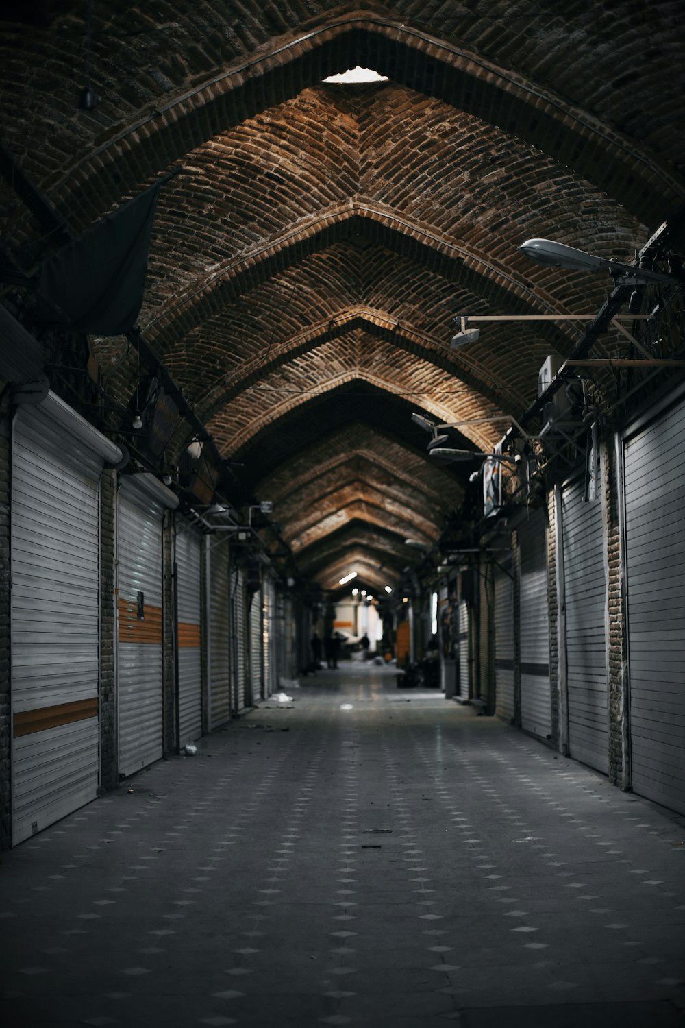 pasillo vacío con luces encendidas en el medio