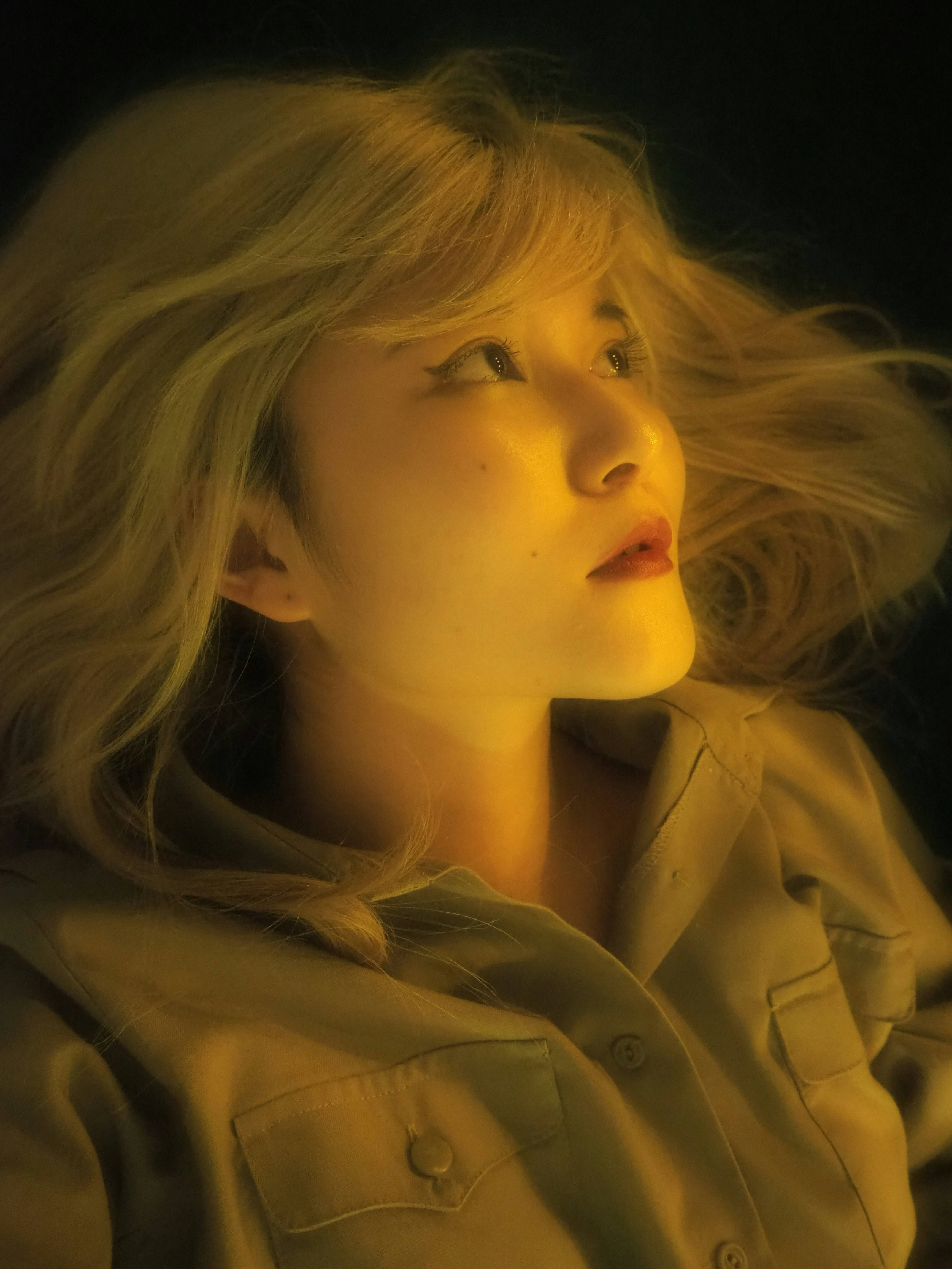 Frau im braunen Mantel mit blonden Haaren