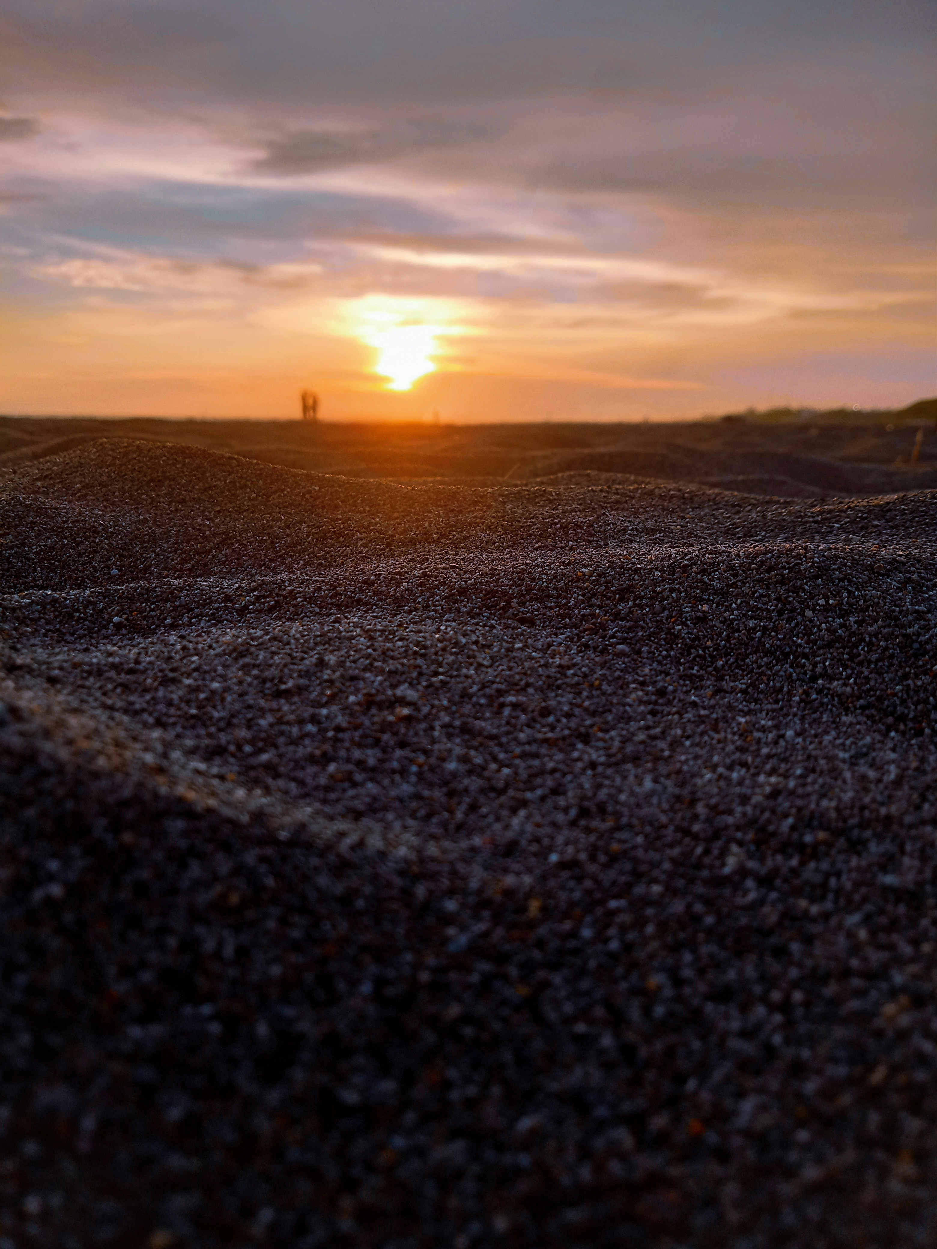 sable noir pendant la photo du coucher du soleil