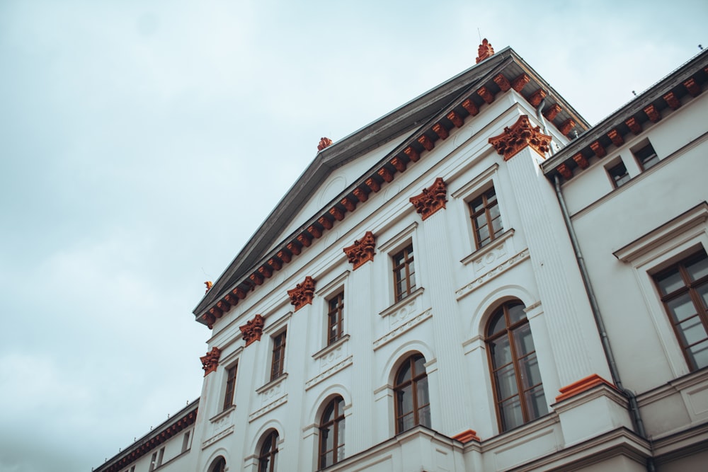 edificio in cemento bianco e marrone sotto il cielo bianco durante il giorno