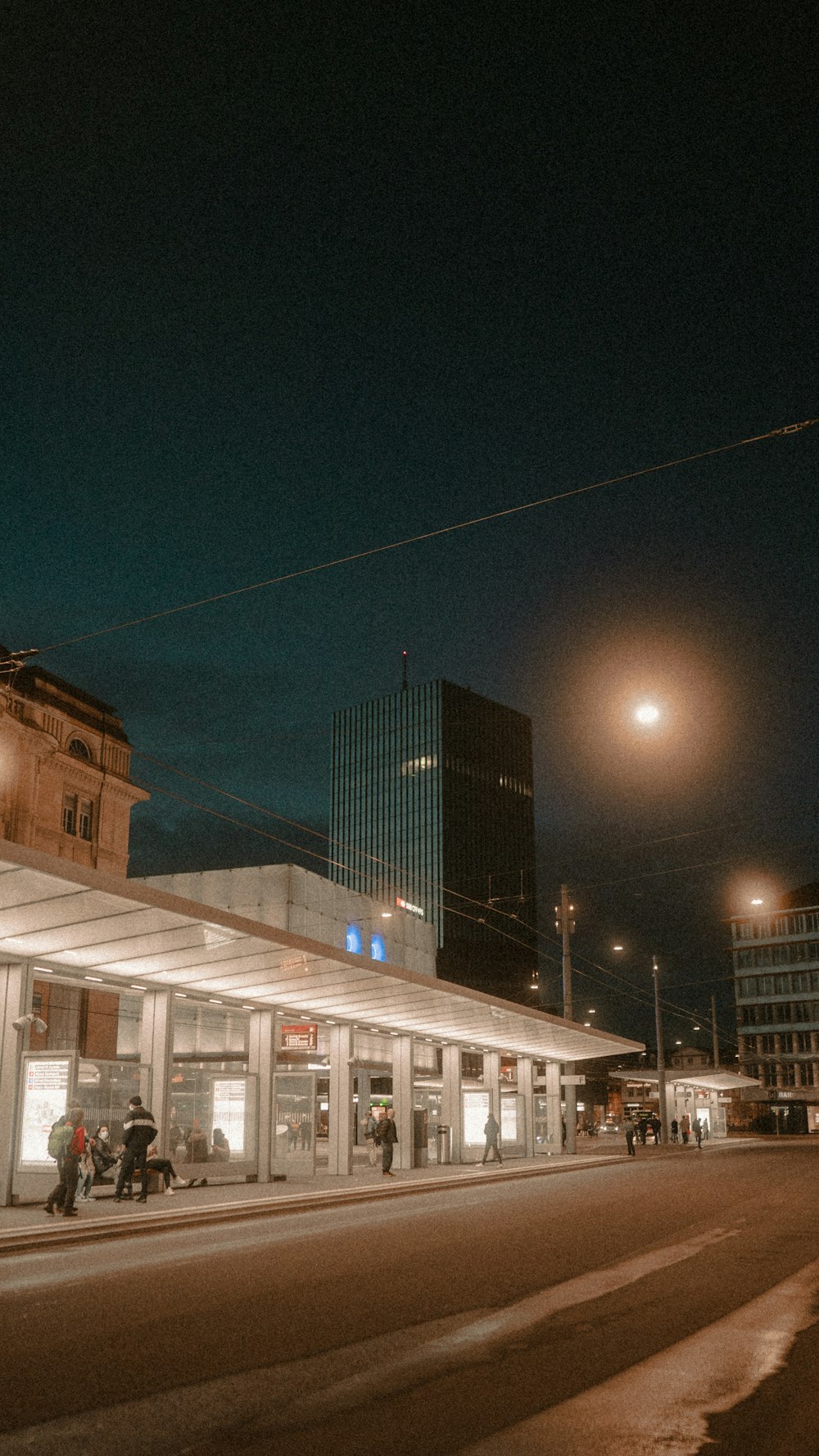 Edificio de hormigón blanco y marrón durante la noche