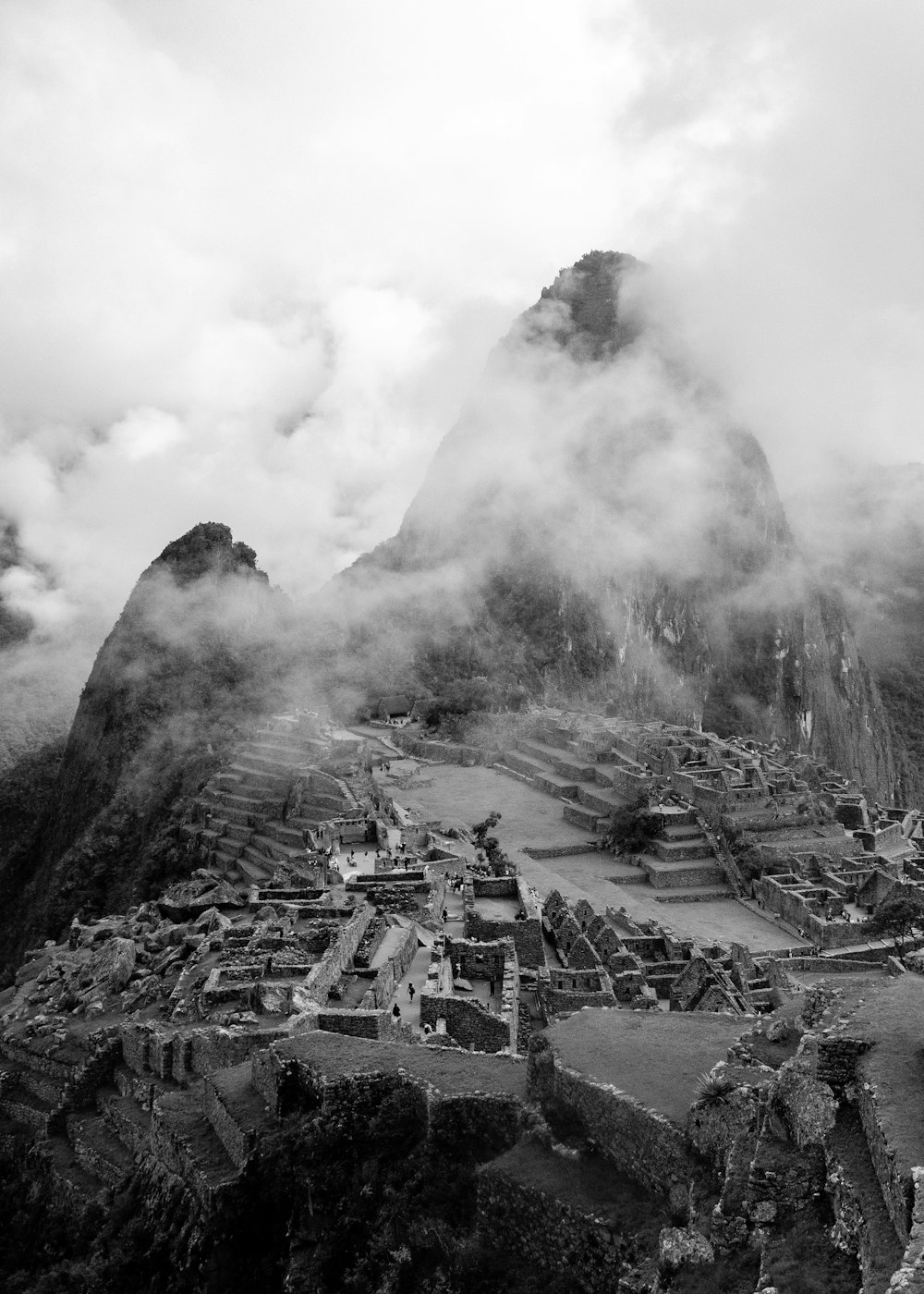 Graustufenfoto von Berg mit Rauch