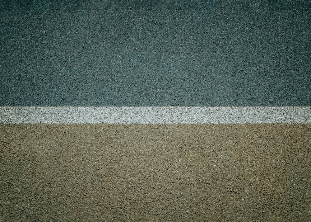 pavimento in cemento grigio e bianco