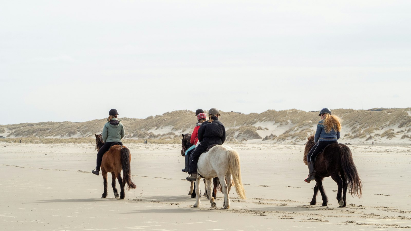 Balade à cheval sur une plage d'Afrique de l'Ouest