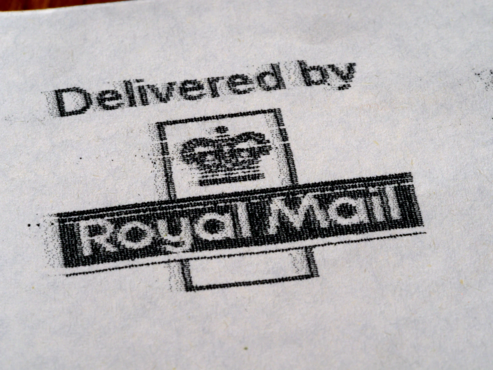 Envelope oficial sendo selado