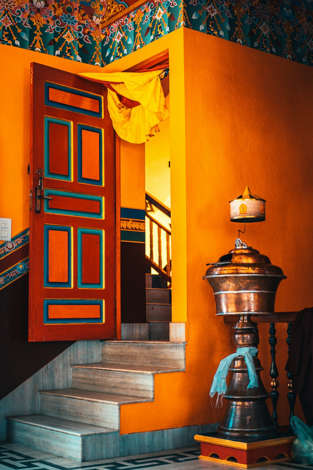 Lampe noire et marron sur escalier en béton blanc