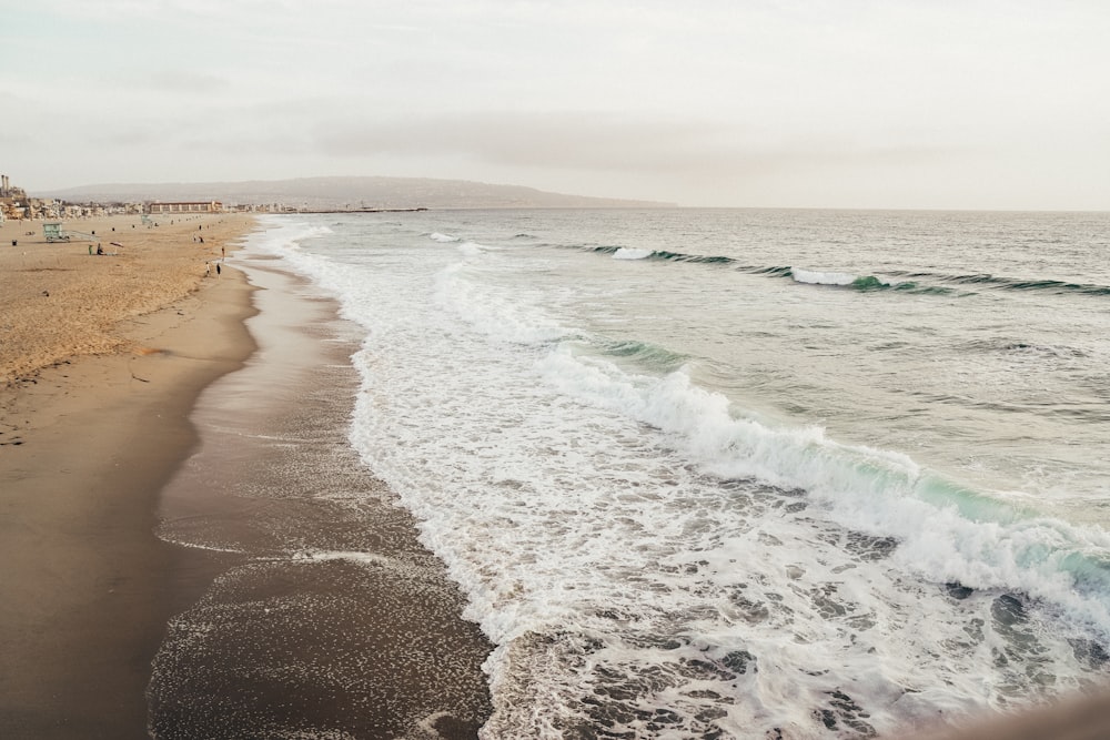 Onde dell'oceano che si infrangono sulla riva durante il giorno