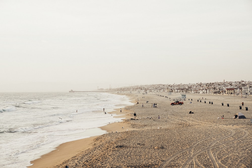 Gente en la playa durante el día