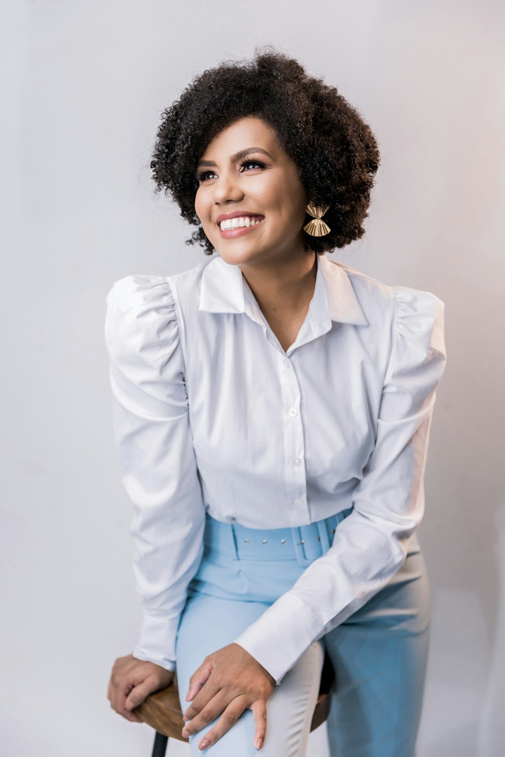 donna in camicia bianca e jeans blu in denim sorridente