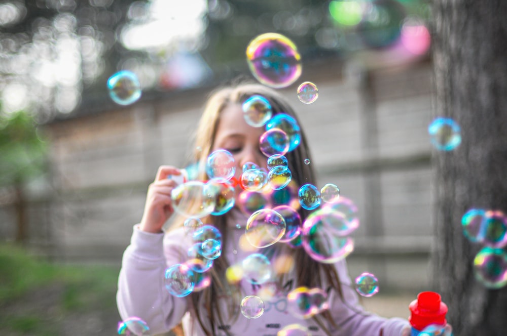 personne tenant une bulle pendant la journée