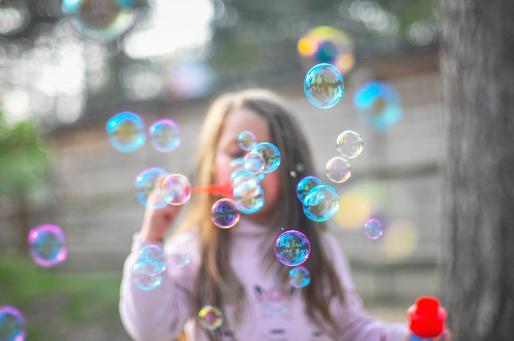 Fotografía de enfoque selectivo de burbujas