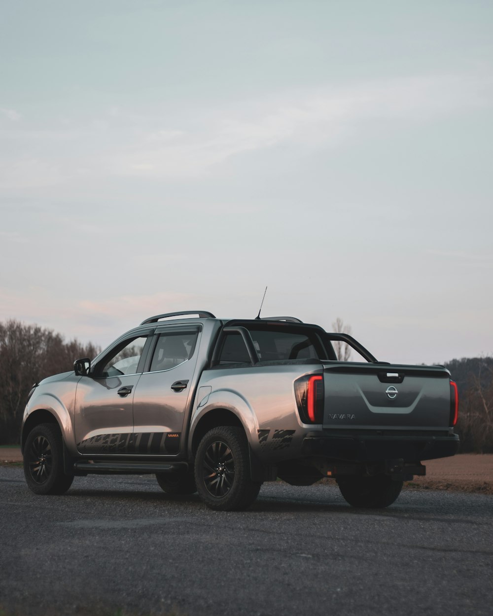 日中の道路上の黒いSUV