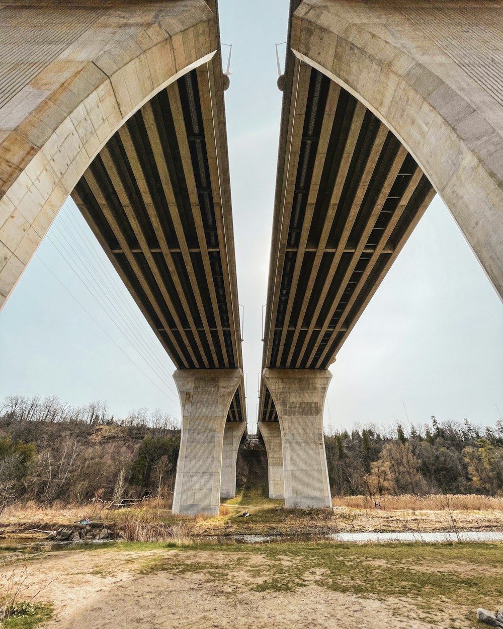 Puente marrón y gris sobre un campo de hierba verde durante el día