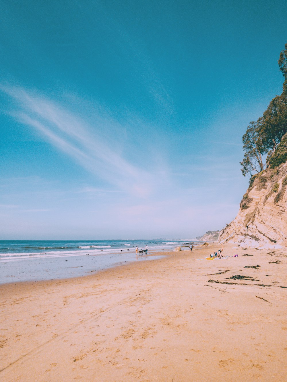 Gente en la playa durante el día