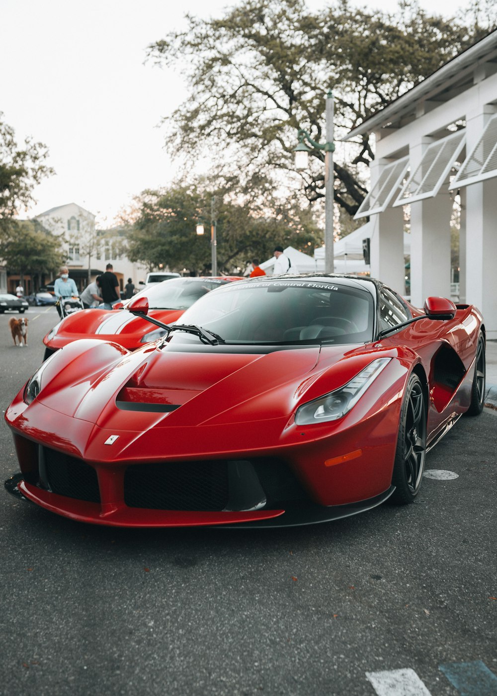 昼間は駐車場に停車中の赤いフェラーリ458イタリア