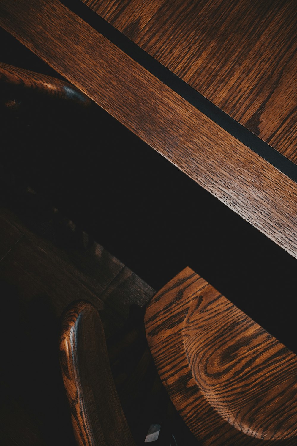 planche de bois marron en niveaux de gris photographie