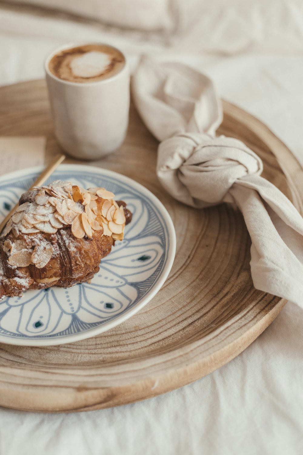 Schwarzbrot auf weißem und blauem Keramikteller