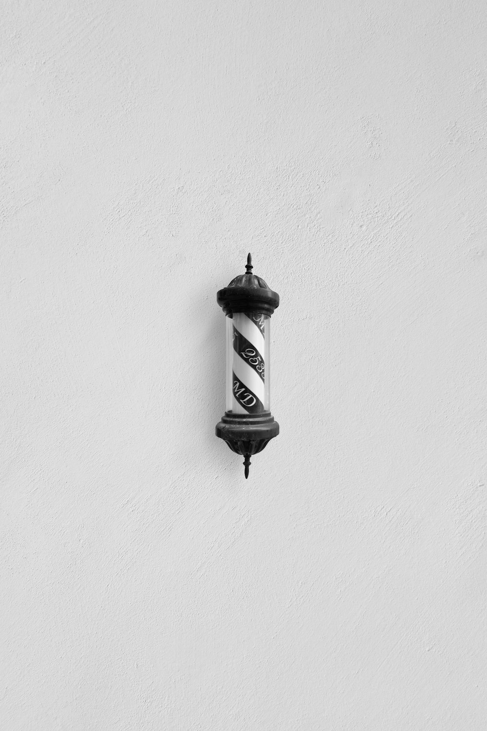 Lámpara de pared en blanco y negro