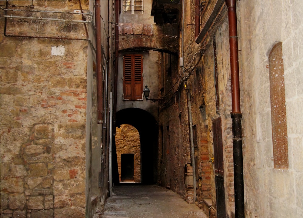 edificio in mattoni marroni durante il giorno