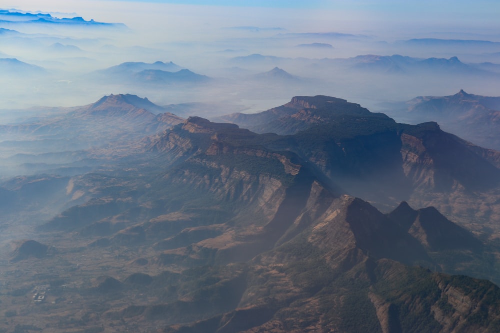 Vista aérea de las montañas durante el día