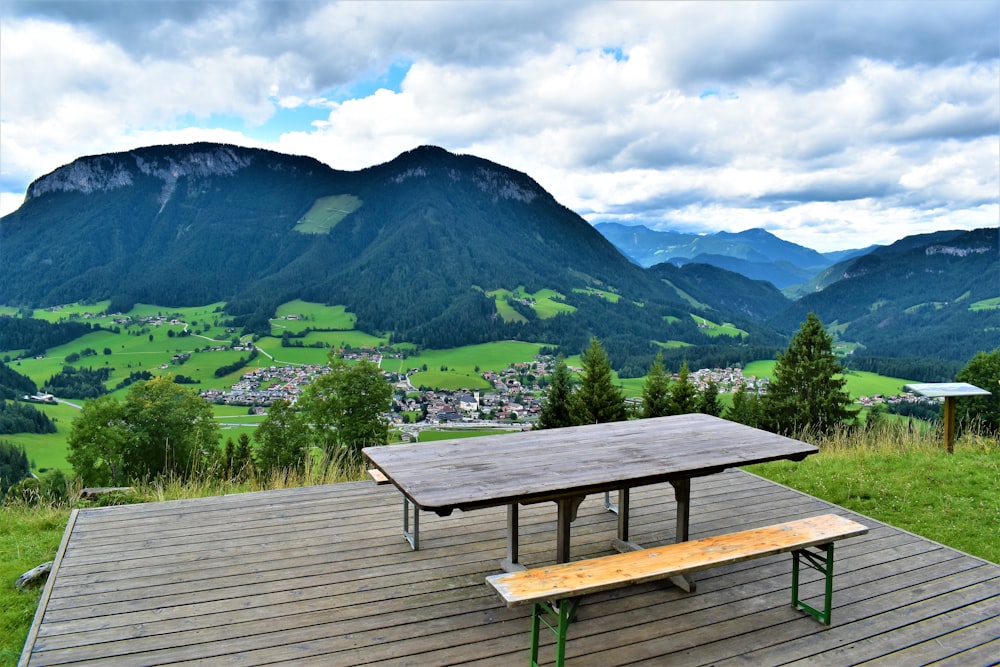 Table de pique-en bois brun sur terrasse en bois brun