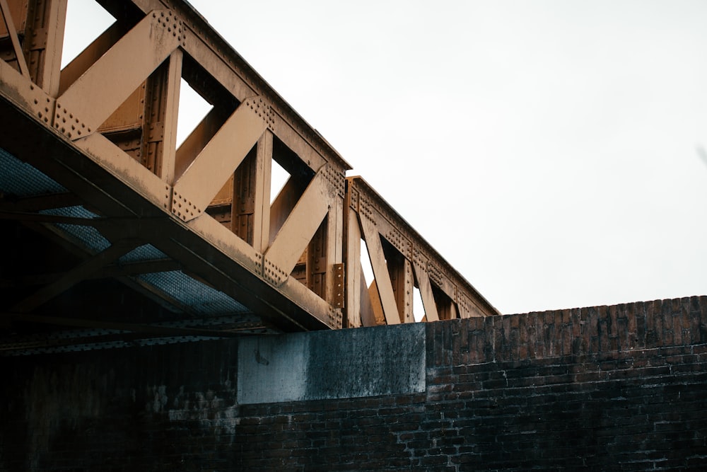 Foto en escala de grises del puente de hormigón