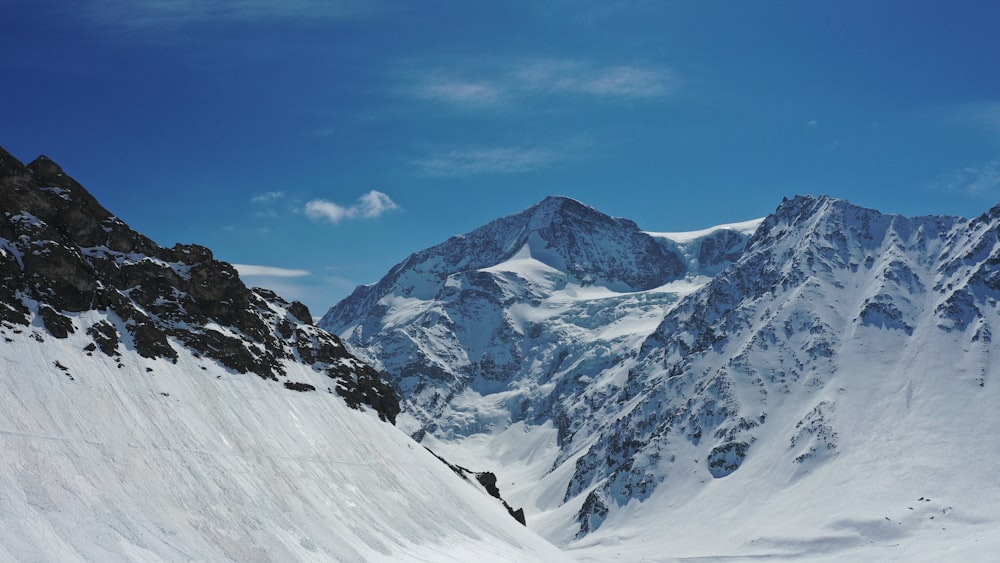 montagna coperta di neve sotto il cielo blu durante il giorno