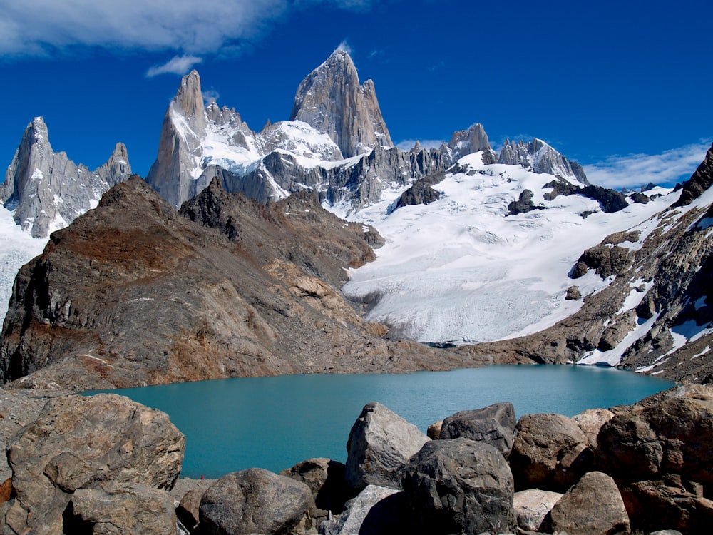 Montaña cubierta de nieve cerca del lago durante el día