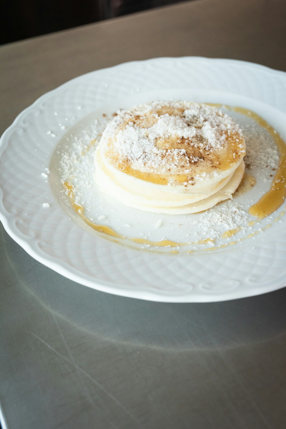 Plato de cerámica blanca con crema blanca