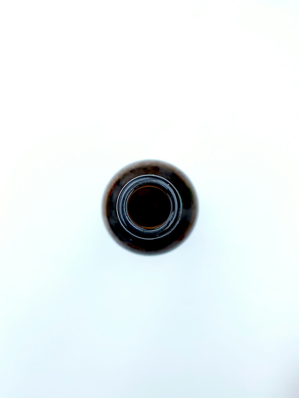 Dispositif rond noir sur surface blanche
