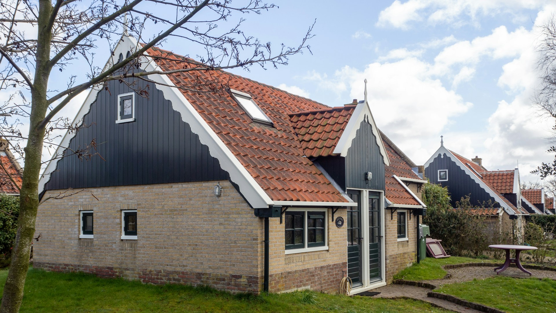 gray computer monitor